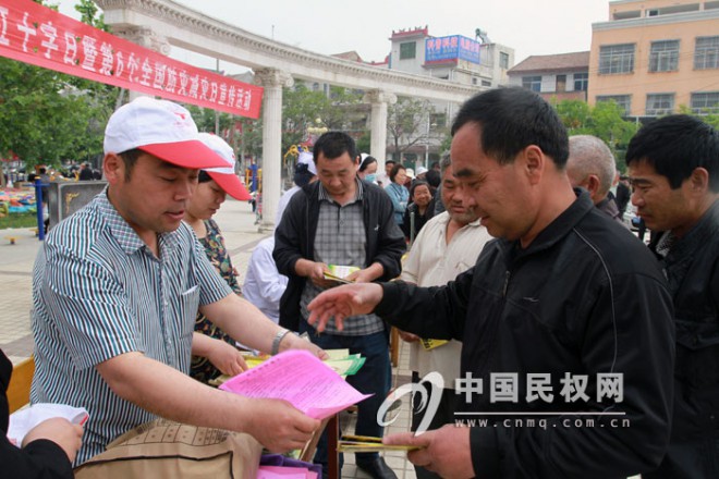 县红十字会开展纪念第67个世界红十字日暨第6个全国防灾减灾日宣传活动