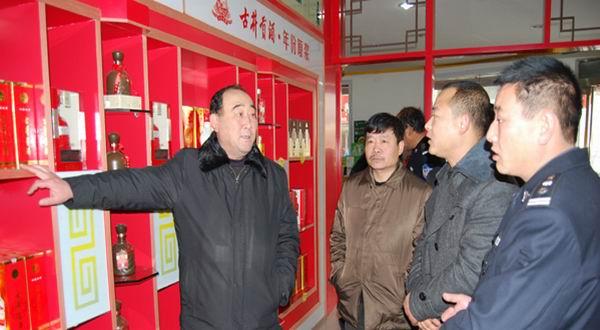 县领导吕志彬检查春节市场供应情况
