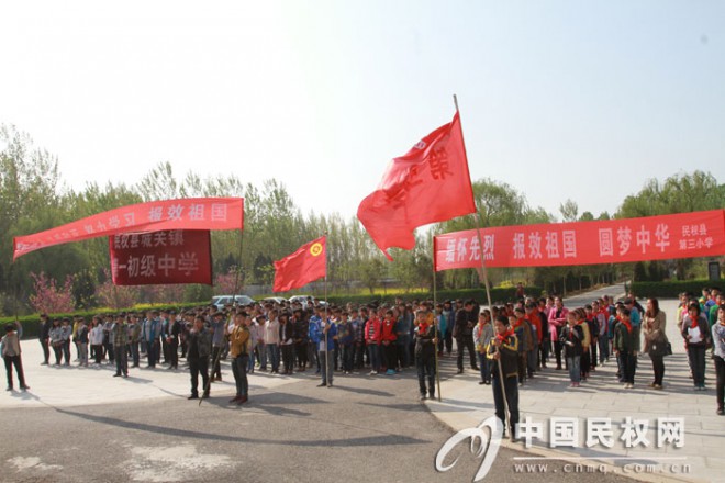 我县中小学生代表举行祭扫先烈活动