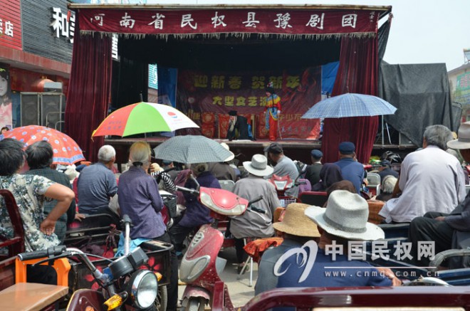 百场大戏送乡村 群众在家看大戏