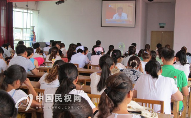 全县党政机关、企事业单位组织收听收看全省党的群众路线教育实践活动报告会
