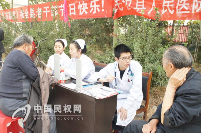县人民医院为老干部义诊