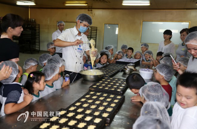 东区幼儿园：学习制作月饼 感受中秋文化