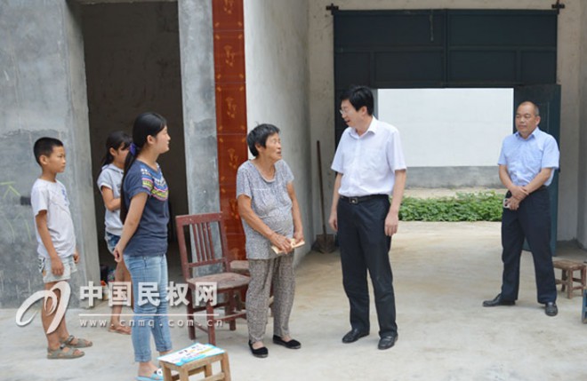县委常委、组织部长李中军到褚庙乡看望“结对子”贫困生薛敏同学