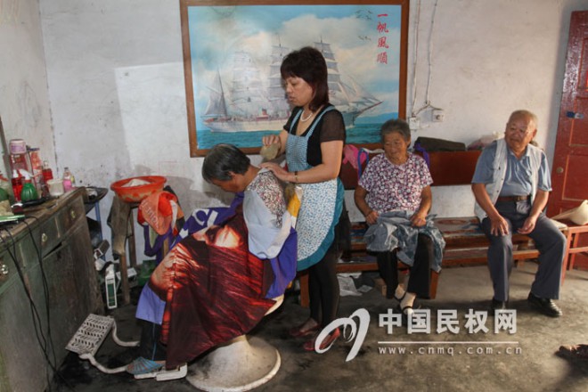 民权有个“两元理发店”