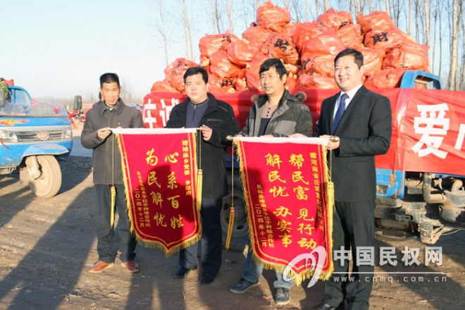 褚庙乡200多亩胡萝卜滞销 微博引来爱心企业前来购买