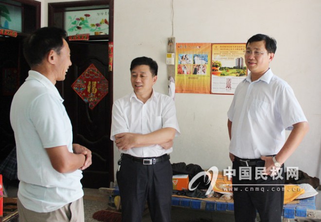 县委群工部部长陈鸿志到野岗乡慰问走访联系户