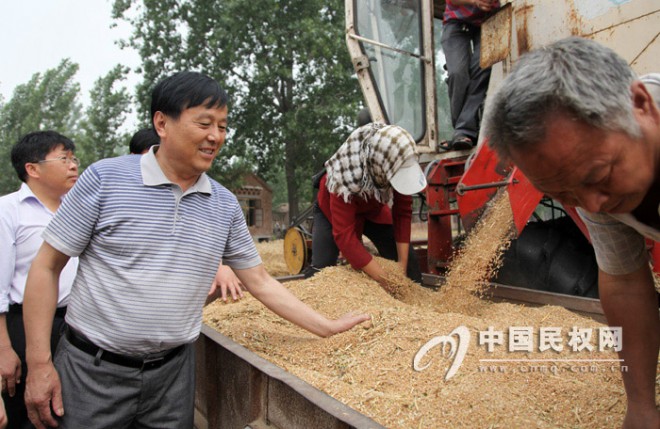 县领导杨思松检查指导三夏麦收工作