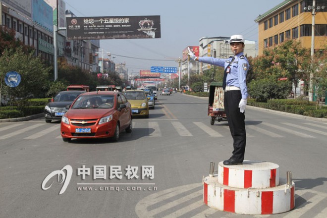 民权县交警&nbsp;为“十一”出行安全保驾护航