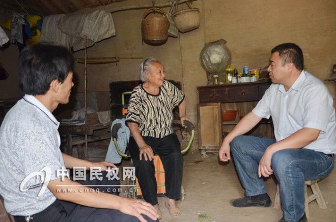 人和镇领导中秋节前走访慰问困难户