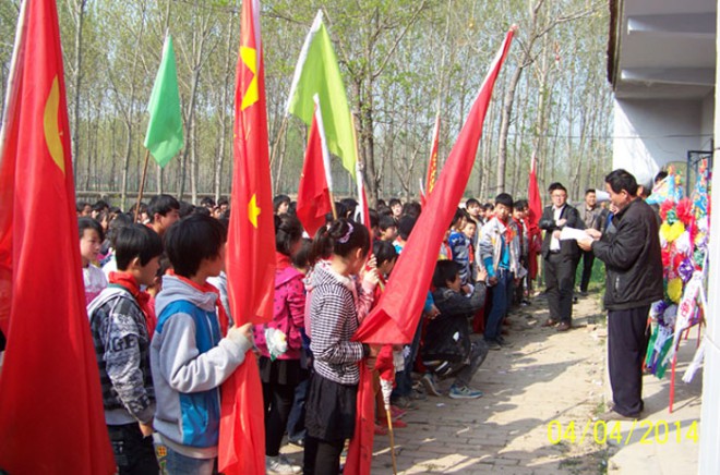 北关镇中小学生到抗日遗址开展祭扫活动