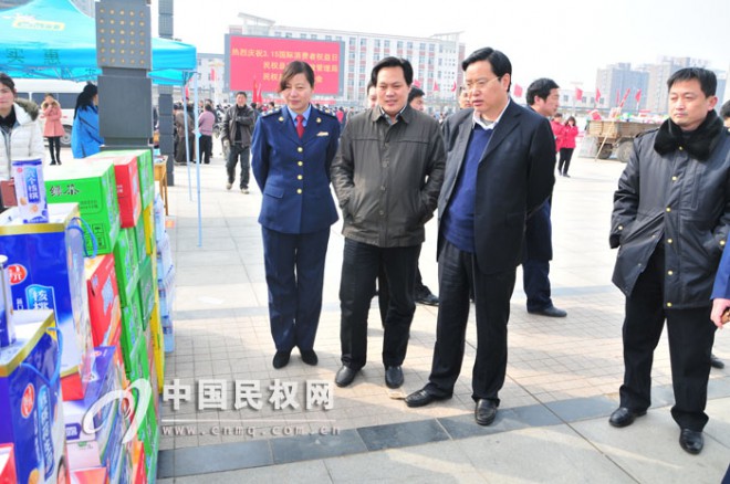 传递法律正能量——我县开展维权打假活动