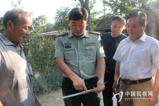 县委常委、人武部政委李瑛走访慰问荣立一等功现役军人家属