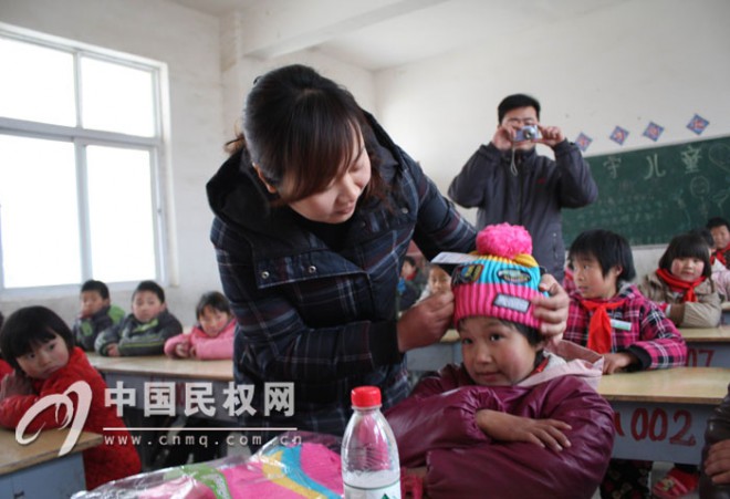“温暖冬天”——县团委关爱留守儿童