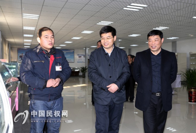 九鼎集团董事局主席应春富一行到我县参观考察