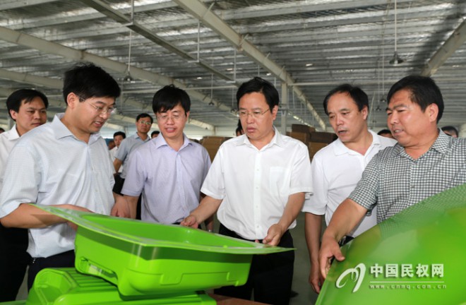 我县对2014年度上半年重点工作进行巡回观摩点评