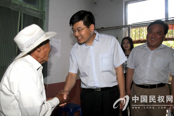 县长张团结深入敬老院查看消防安全工作
