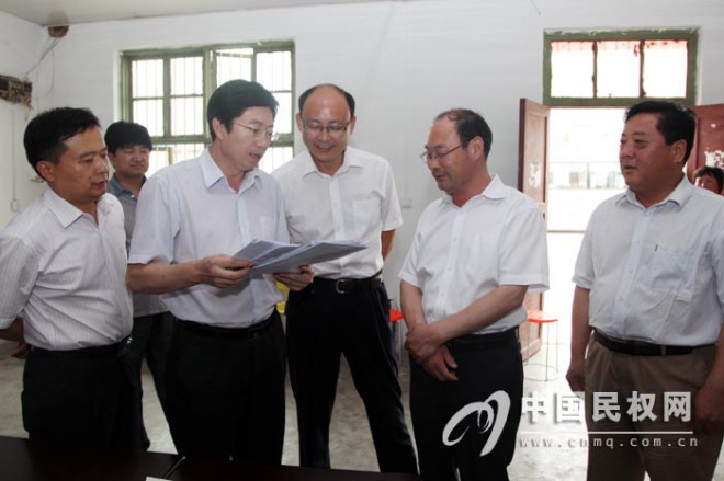 县领导查看我县社区居委会换届选举前期准备工作