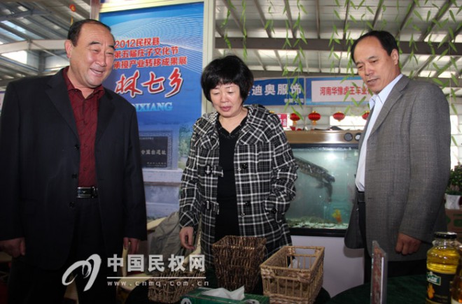 市政协委员调研组参观我县承接产业转移成果展