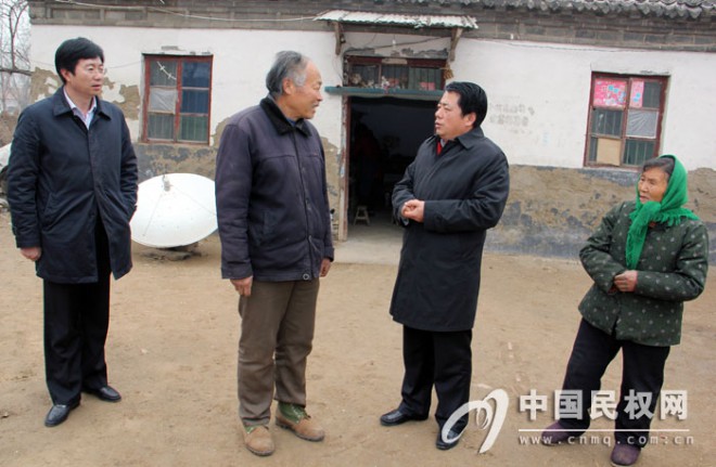 春节前夕县委书记王仲田亲切慰问我县部分老党员