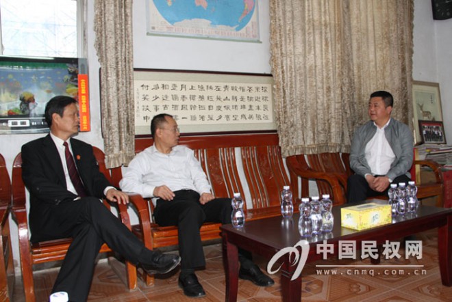 县委常委、政法委书记周明河下乡调研“一村一社会法庭”工作