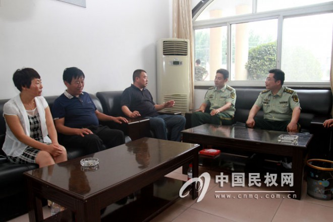 民权县人和镇奥盛超市"八一"前夕慰问消防官兵