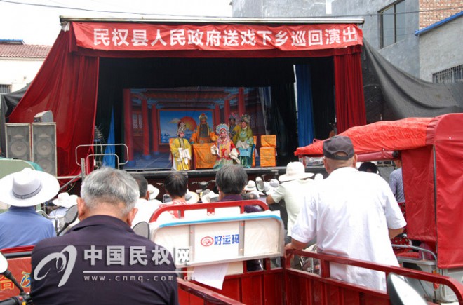 老颜集乡:中秋前夕送戏下村 村民群众喜笑颜开